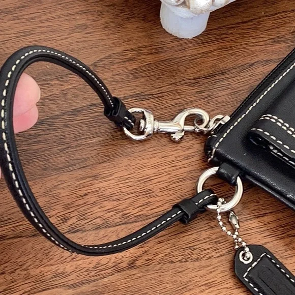 Coach vintage y2k black with silver hardware soho wristlet with lavender inside - Picture 14 of 16